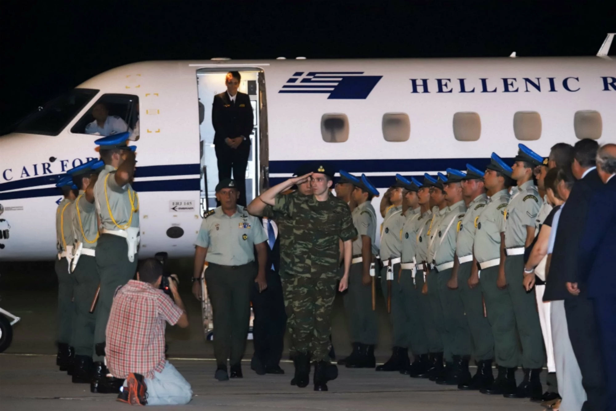 Γύρισαν στην πατρίδα οι δύο Έλληνες στρατιωτικοί – Κατέβηκαν ένστολοι από το αεροπλάνο – Στρατιωτικό άγημα απέδωσε τιμές – Καρέ-καρέ η υποδοχή